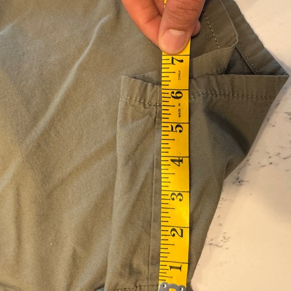 H&M relaxed fit Men's Olive Green Shorts - Picture 3 of 7